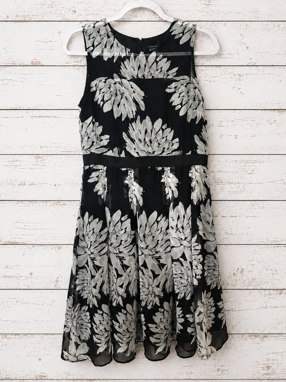 Ann Taylor Size 6 Black White Floral Fit & Flare Dress